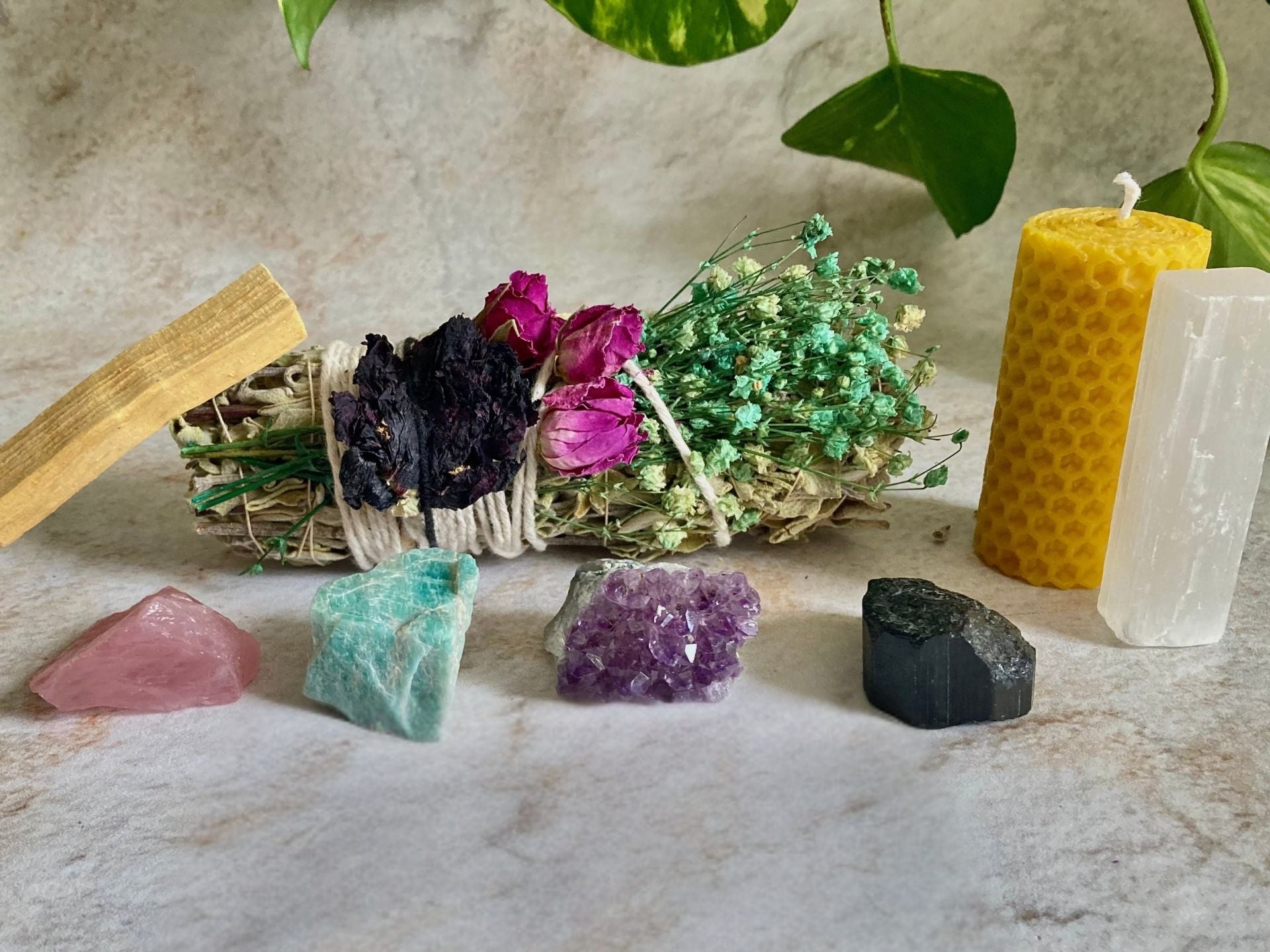 Nature's Rituals doğal adaçayı tütsüsü, lavanta buketi, balmumu mum ve ametist doğal taş ritüel seti.