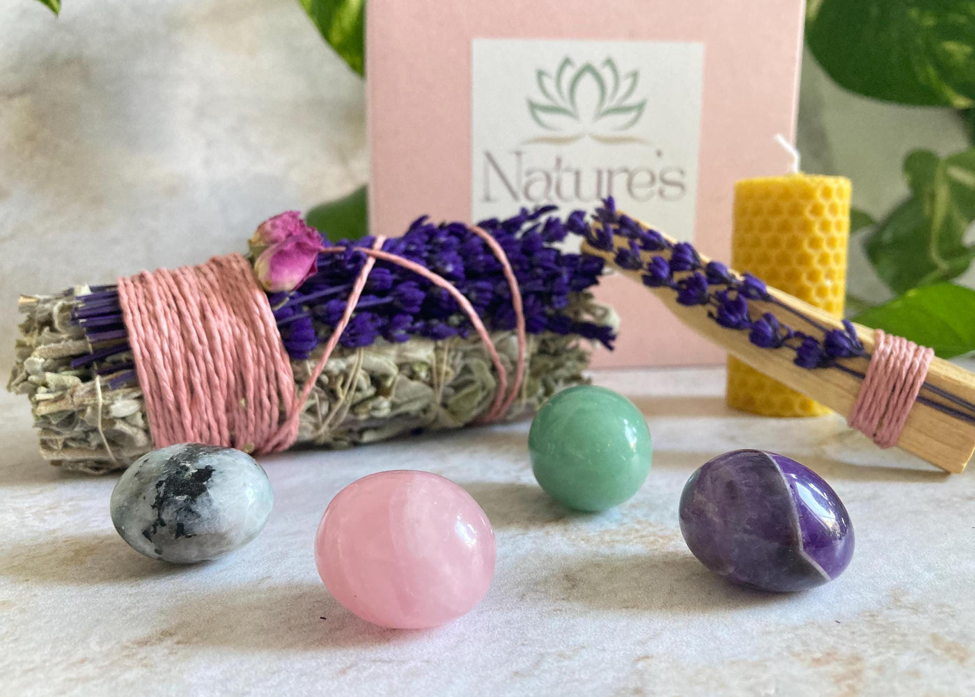 Nature's Rituals doğal adaçayı tütsüsü, lavanta buketi, balmumu mum ve ametist doğal taş ritüel seti.